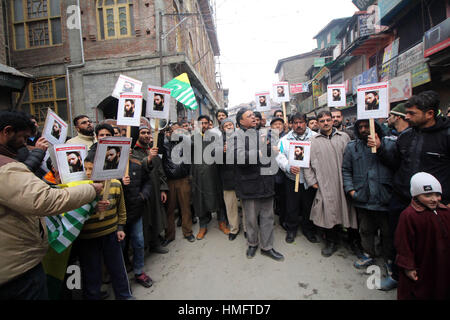 Srinagar, au Cachemire. 3, 2017. Front de libération du Jammu-et-Cachemire (JKLF) les leaders pour protester contre la peine de mort à une jeunesse du Cachemire, Muzaffar Ahmad plutôt par une cour du Bengale dans le mois précédent dans le Cachemire sous contrôle indien, Vendredi, Février 03, 2017. Credit : PACIFIC PRESS/Alamy Live News Banque D'Images