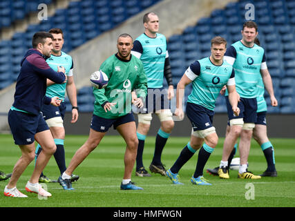 L'Irlande Conor Murray passe à Simon Designer Drugs au cours de l'exécution du capitaine au stade de Murrayfield, Edinburgh. Banque D'Images