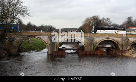 Pont de Tadcaster est rouvert plus d'un an après son effondrement partiel en est venu à symboliser la destruction de la Noël 2015 les inondations. Banque D'Images