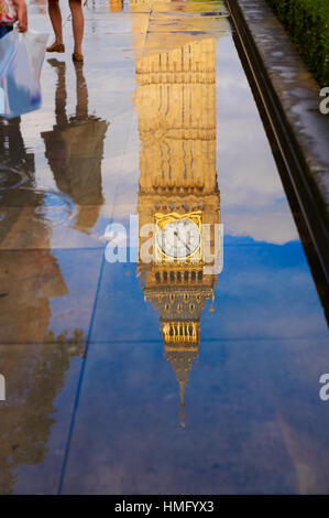 Big Ben Clock Tower réflexion eau flaque à Londres en Angleterre Banque D'Images