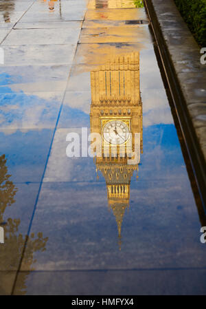 Big Ben Clock Tower réflexion eau flaque à Londres en Angleterre Banque D'Images