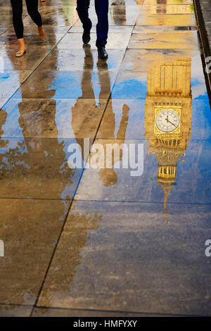 Big Ben Clock Tower réflexion eau flaque à Londres en Angleterre Banque D'Images