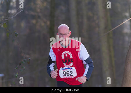 OLDENZAAL, Pays-Bas - le 22 janvier 2017 : Inconnu runner faisant une croix s'exécuter dans une forêt Banque D'Images