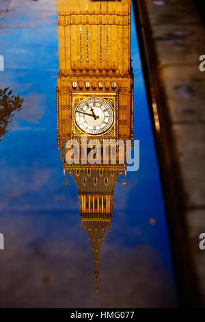 Big Ben Clock Tower réflexion eau flaque à Londres en Angleterre Banque D'Images