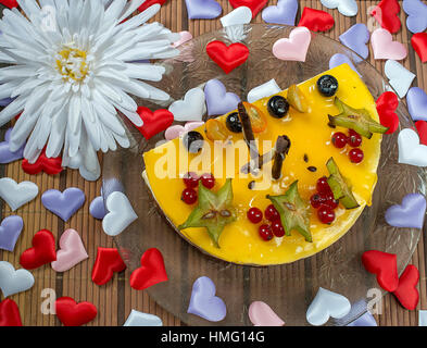 Cheesecake aux fruits rouges coeurs rouges sur la plaque Banque D'Images