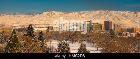 L'hiver, la ville de Boise et contreforts couverts de neige, Boise, Idaho, USA Banque D'Images