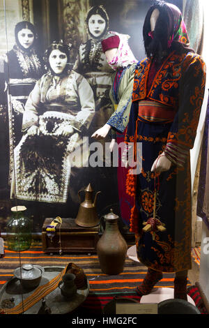 Costumes folkloriques traditionnels grecs de la Cappadoce, dans l'Anatolie, la Turquie de nos jours. À l'arrière-plan la même portaient des costumes par des femmes. Banque D'Images