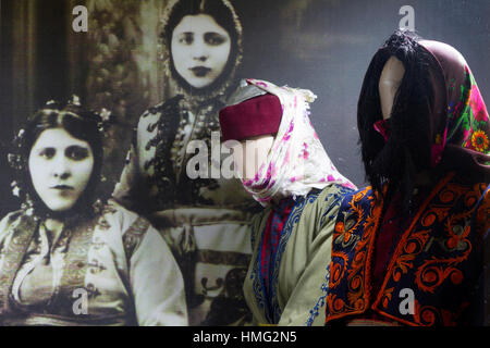 Costume traditionnel grec de la Cappadoce, Anatolie, comme exposé dans le folklore Musée de Cappadoce à Alexandroúpoli, Grèce. Banque D'Images