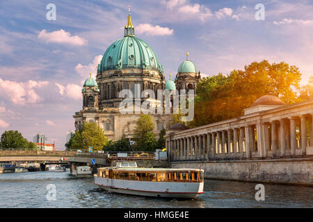 Berkin, excursion en bateau sur la rivière Spree avec cathédrale en arrière-plan Banque D'Images