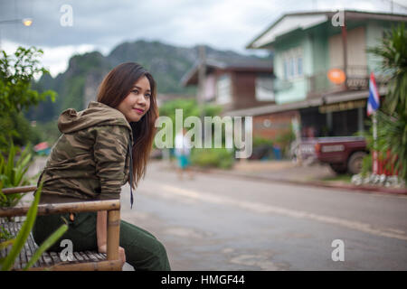 Portrait de belle asiatique jeune femme près de la route Banque D'Images