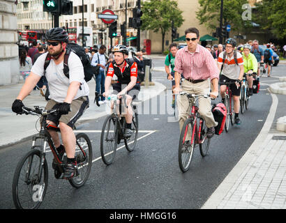 L'heure de pointe du soir cyclistes roulent sur l'autoroute de l'information cycle nord-sud (CS6) près de la station de métro Blackfriars à Londres Banque D'Images