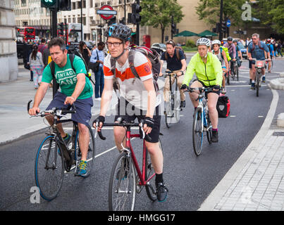 Les cyclistes de l'heure de pointe du soir sur autoroute cycle nord-sud (CS6) près de la station de métro Blackfriars à Londres Banque D'Images