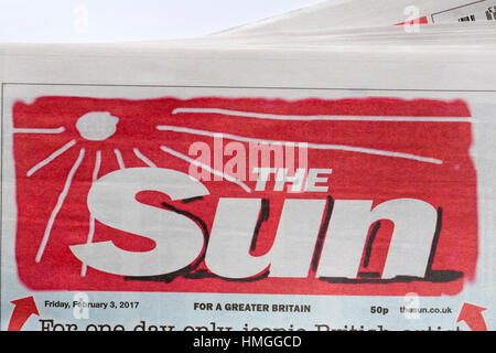 Pour une seule journée célèbre l'artiste britannique David Hockney réinvente le logo Sun - nouveau logo temporaire sur le journal Sun Banque D'Images