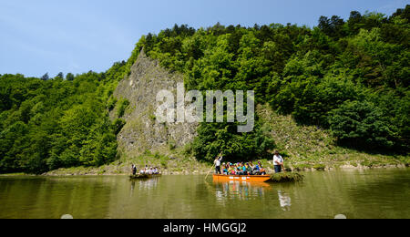 Rafting rivière Dunajec dans le Parc National de Pieniny, sur la frontière de la Pologne et de la Slovaquie, de l'Europe Banque D'Images