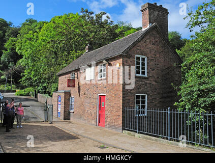 Les visiteurs qui cherchent à l'Old Toll House au bout du pont. Ironbridge. Le Shropshire. Banque D'Images