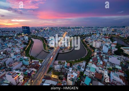 Vue aérienne de soleil sur le toit gratte-ciel sur canal Nhieu Loc à Ho Chi Minh Ville, Vietnam Banque D'Images