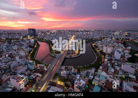 Vue aérienne de soleil sur le toit gratte-ciel sur canal Nhieu Loc à Ho Chi Minh Ville, Vietnam Banque D'Images