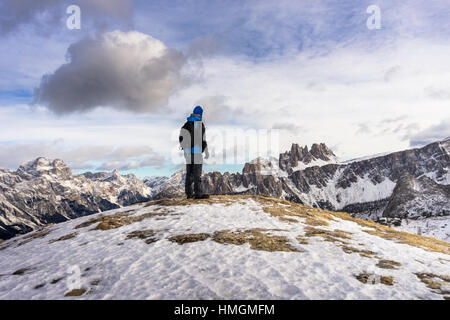 Homme debout dans les Dolomites italiennes avec snowy mountain range couvert de neige en hiver - Cortina d'ampezzo - Belluno - Italie Banque D'Images