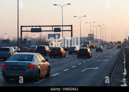Varsovie, Pologne, le 27 janvier 2017 : un fort trafic sur la rue Jerozolimskie vers le centre de la ville Banque D'Images
