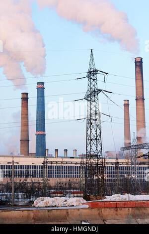 Les bâtiments industriels de l'air polluants avec cogénération, soufflant de la fumée dans ses cheminées Banque D'Images