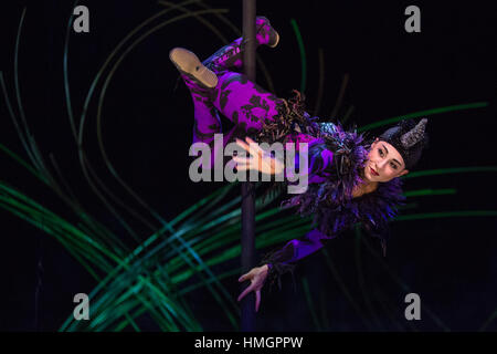 Londres, Royaume-Uni. 11 janvier 2016. Répétition générale du spectacle du Cirque du Soleil Amaluna au Royal Albert Hall. Affiche du 12 janvier au 26 février 2017. Banque D'Images