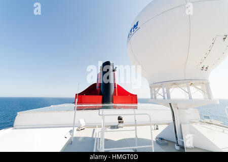 Dôme radar et d'échappement de la turbine du Queen Mary 2 bateau de croisière en mer sur une journée ensoleillée avec ciel bleu. Banque D'Images