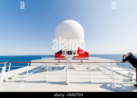Photographies d'un passager le dôme radar du navire de croisière queen mary 2 sur une journée ensoleillée à la mer. Banque D'Images