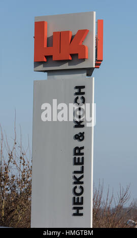 Oberndorf, Allemagne. 26 janvier, 2017. Le logo de la fabrique d'armes allemande Heckler & Koch sont visibles à l'extérieur des locaux d'une entreprise à Oberndorf, Allemagne, 26 janvier 2017. Heckler & Koch va participer à l'adjudication d'un nouveau pistolet standard pour les Forces armées allemandes. Photo : afp/Alamy Live News Banque D'Images