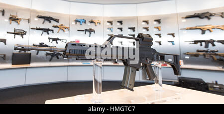 Oberndorf, Allemagne. 26 janvier, 2017. Un fusil d'assaut HK G36 du fabricant d'armes allemande Heckler & Koch dans un show room à Oberndorf, Allemagne, 26 janvier 2017. Heckler & Koch va participer à l'adjudication d'un nouveau pistolet standard pour les Forces armées allemandes. Photo : Patrick Seeger/dpa/Alamy Live News Banque D'Images