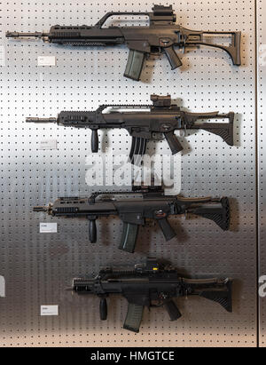 Oberndorf, Allemagne. 26 janvier, 2017. Différentes versions de la G36 assault rifle accroché au mur dans un showroom de fabricant d'armes allemande Heckler & Koch à Oberndorf, Allemagne, 26 janvier 2017. Heckler & Koch va participer à l'adjudication d'un nouveau pistolet standard pour les Forces armées allemandes. Photo : afp/Alamy Live News Banque D'Images