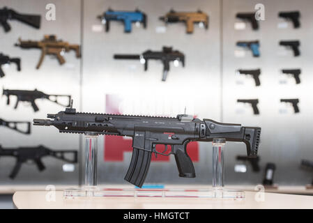 Oberndorf, Allemagne. 26 janvier, 2017. Un fusil d'assaut HK 433 du fabricant d'armes allemande Heckler & Koch dans un show room à Oberndorf, Allemagne, 26 janvier 2017. Heckler & Koch va participer à l'adjudication d'un nouveau pistolet standard pour les Forces armées allemandes. Photo : Patrick Seeger/dpa/Alamy Live News Banque D'Images