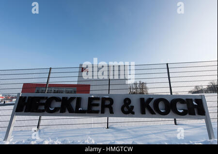 Oberndorf, Allemagne. 26 janvier, 2017. Le logo de la fabrique d'armes allemande Heckler & Koch sont visibles à l'extérieur des locaux d'une entreprise à Oberndorf, Allemagne, 26 janvier 2017. Heckler & Koch va participer à l'adjudication d'un nouveau pistolet standard pour les Forces armées allemandes. Photo : Patrick Seeger/dpa/Alamy Live News Banque D'Images