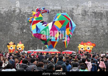 Nanjing, Chine. 3, 2017. Des foules de personnes visitent la zone commerciale Laomendong pendant le Festival de Printemps vacances d'été à Nanjing, capitale de la province de Jiangsu, Chine orientale. L'industrie du tourisme de la Chine à 423,3 milliards de yuans ratissée (61,7 milliards de dollars américains) en revenus au cours de la nouvelle année lunaire maison de vacances. Source : Xinhua/Alamy Live News Banque D'Images