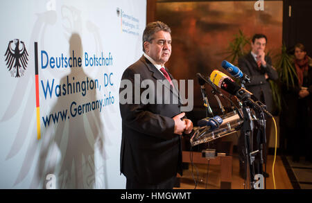 Washington, DC, USA. 09Th Feb 2017. Le ministre des Affaires étrangères allemand Sigmar Gabriel (SPD) parle de ses précédents entretiens avec les politiciens américains dans la résidence de l'ambassadeur allemand à Washington, DC, USA, 02 février 2017. Le nouveau ministre allemand des affaires étrangères est de deux jours sur une première visite officielle aux États-Unis d'Amérique. Photo : Bernd von Jutrczenka/dpa/Alamy Live News Banque D'Images