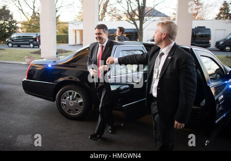 Washington, DC, USA. 09Th Feb 2017. Le ministre des Affaires étrangères allemand Sigmar Gabriel (SPD) extrait de sa limousine à l'extérieur de la résidence de l'ambassadeur allemand à Washington, DC, USA, 02 février 2017. Le nouveau ministre allemand des affaires étrangères est de deux jours sur une première visite officielle aux États-Unis d'Amérique. Photo : Bernd von Jutrczenka/dpa/Alamy Live News Banque D'Images