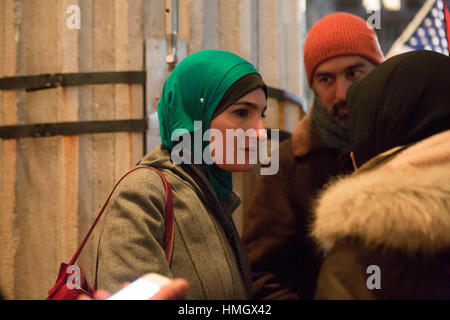 Brooklyn, New York, United States. 2 Février, 2017. Linda Sarsour arabe militant américain se prépare à parler à des milliers pendant le rallye qui a eu lieu après la grève "bodega" en face de Brooklyn Borough Hall à New York. Des centaines de caves, restaurants et autres entreprises détenues par Yemeni-Americans arrêter tout au long de la ville pour protester contre la politique d'immigration de l'administration d'Atout. Mansura Khanam/ Alamy Live News Banque D'Images