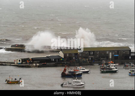 Lyme Regis, dans le Dorset, UK. 3e février 2017. Météo britannique. Les ondes de tempête de vent en toute vitesse dans le smash Cobb de la jetée à Lyme Regis dans le Dorset sur un matin ou de forts vents et de la pluie. Photo de Graham Hunt/Alamy Live News Banque D'Images