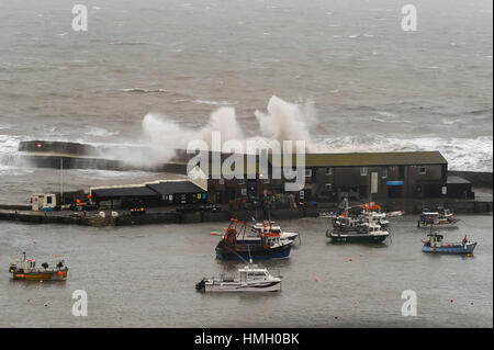 Lyme Regis, dans le Dorset, UK. 3e février 2017. Météo britannique. Les ondes de tempête de vent en toute vitesse dans le smash Cobb de la jetée à Lyme Regis dans le Dorset sur un matin ou de forts vents et de la pluie. Photo de Graham Hunt/Alamy Live News Banque D'Images