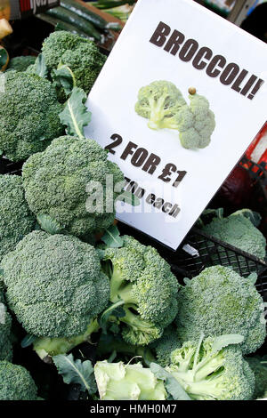 Hanley, Stoke-on-Trent, en Angleterre. 3 Février, 2017. Les légumes comme le brocoli (photo) et la laitue sont parmi les éléments végétaux rares en raison de problèmes de récolte en Espagne. Un casier de brocoli est photographié à un stand de marché dans Hanley, Stoke-on-Trent, en Angleterre. 3e février 2017. Crédit : Richard Holmes/Alamy Live News Banque D'Images