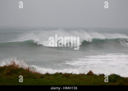 Newquay, Cornwall, UK. 3, 2017. Météo britannique. Vent fort et la pluie fouette la mer sur la côte nord de la Cornouailles. Credit : Nicholas Burningham/Alamy Live News Banque D'Images