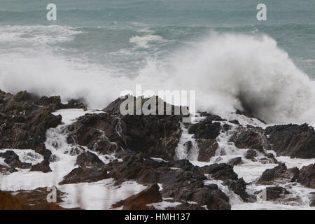 Newquay, Cornwall, UK. 3, 2017. Météo britannique. Vent fort et la pluie fouette la mer sur la côte nord de la Cornouailles. Credit : Nicholas Burningham/Alamy Live News Banque D'Images