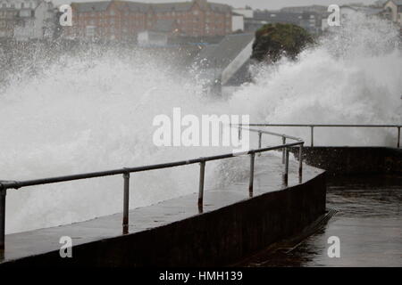 Newquay, Cornwall, UK. 3, 2017. Météo britannique. Vent fort et la pluie fouette la mer sur la côte nord de la Cornouailles. Credit : Nicholas Burningham/Alamy Live News Banque D'Images