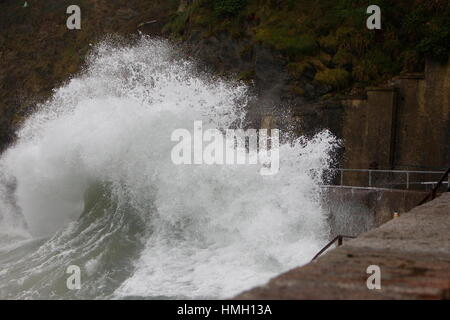 Newquay, Cornwall, UK. 3, 2017. Météo britannique. Vent fort et la pluie fouette la mer sur la côte nord de la Cornouailles. Credit : Nicholas Burningham/Alamy Live News Banque D'Images