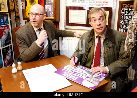 Hanley, Stoke-on-Trent, Royaume-Uni. 3, 2017. Leader de l'UKIP Paul Nuttall et ancien chef de l'UKIP et figure-head Nigel Farage s'arrêtent à Harley, Stoke-on-Trent, au cours d'une campagne électorale dans la ville. 3e février 2017. Crédit : Richard Holmes/Alamy Live News Banque D'Images