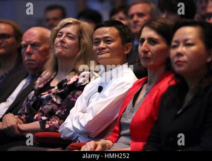 Canberra, Australie. 3, 2017. Jack Ma (C) participe à l'annonce d'un programme de bourses de l'Australie de l'Université de Newcastle (UON) en Nouvelle Galles du Sud, Australie, le 3 février 2017. L'Université de Newcastle a annoncé vendredi la mise en place d'un programme de bourses d'appui de la Fondation Jack Ma. Jack Ma Fondation va donner 20 millions de dollars US (26,4 millions de dollars australiens) pour financer une première du genre au programme de bourses d'UON, marquant l'engagement philanthropique le plus important dans l'histoire de l'UON. Credit : Qing Gui/Xinhua/Alamy Live News Banque D'Images