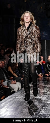 New York, USA. 2e Février, 2017. A model piste pour John Varvatos FW17 défilé lors de la Fashion Week de NEW YORK : Men's à Manhattan, l'hôtel Paramaunt Crédit : Sam Aronov/Alamy Live News Crédit : Sam Aronov/Alamy Live News Banque D'Images