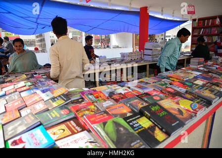 Dhaka, Bangladesh. 06Th Feb 2017. Acheteurs bangladais sourcils livres à un décrochage durant la plus grande foire du livre à Dhaka le 03 février, 2017. La plus grande foire du livre du Bangladesh a commencé à Dhaka du 1er février, avec avertissement de la police contre les organisateurs de la vente de livres qui font mal sentiment religieuse' dans le pays à majorité musulmane. Le mois-long Ekushey Book Fair attire des centaines de milliers de visiteurs dans la capitale surpeuplée, ce qui en fait l'un des principaux événements culturels du Bangladesh et de donner aux lecteurs la possibilité de dialoguer avec des auteurs. Mamunur Rashid/crédit : Alamy Live News Banque D'Images