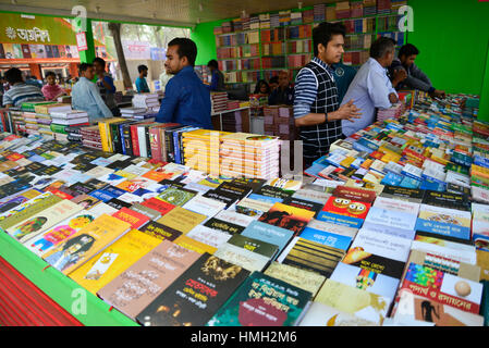 Dhaka, Bangladesh. 06Th Feb 2017. Acheteurs bangladais sourcils livres à un décrochage durant la plus grande foire du livre à Dhaka le 03 février, 2017. La plus grande foire du livre du Bangladesh a commencé à Dhaka du 1er février, avec avertissement de la police contre les organisateurs de la vente de livres qui font mal sentiment religieuse' dans le pays à majorité musulmane. Le mois-long Ekushey Book Fair attire des centaines de milliers de visiteurs dans la capitale surpeuplée, ce qui en fait l'un des principaux événements culturels du Bangladesh et de donner aux lecteurs la possibilité de dialoguer avec des auteurs. Mamunur Rashid/crédit : Alamy Live News Banque D'Images