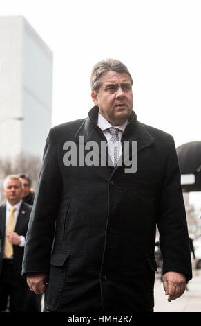 New York, USA. 3, 2017. Le ministre allemand des affaires étrangères, Sigmar Gabriel (SPD) arrive pour une déclaration à la Maison Allemande à New York, États-Unis, 3 février 2017. Le nouveau ministre allemand des affaires étrangères passe deux jours dans les États-Unis d'Amérique de sa visite inaugurale. Photo : Bernd von Jutrczenka/dpa/Alamy Live News Banque D'Images