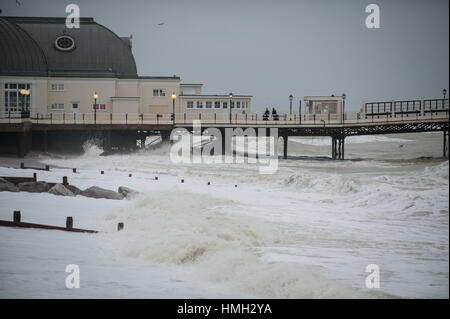De grosses vagues causées par les vents violents crash sur la plage en face de la jetée de Worthing à Worthing, West Sussex, Angleterre. Banque D'Images